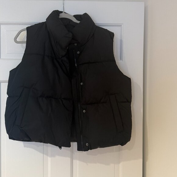 Old Navy Women's Puffer Vest -- Medium - Picture 1 of 4